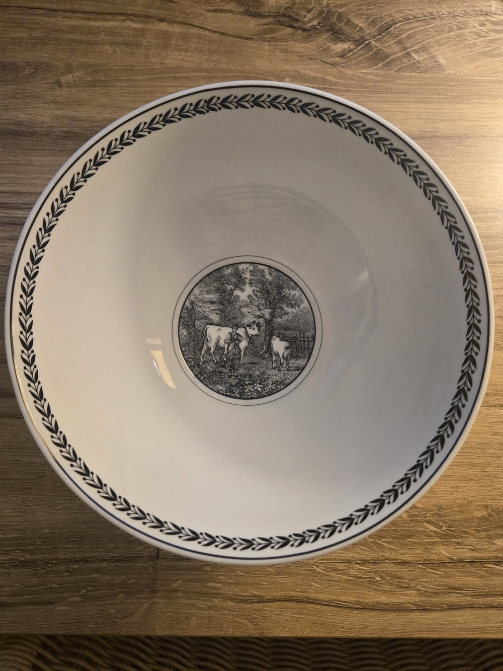 Villeroy & Boch White Serving Bowl with Black Laurel Border and Center Medallion